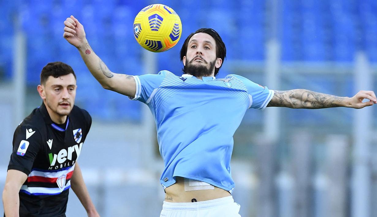 Luis Alberto. Gelandang Spanyol berusia 29 tahun yang sejak awal musim 2016/2017 membela Lazio ini didatangkan Liverpool dari Sevilla pada awal musim 2013/2014 dengan nilai transfer 8 juta euro. Nyatanya, di musim tersebut ia hanya tampil dalam 9 laga di Liga Inggris tanpa raihan 1 gol pun. Setelah sempat dipinjamkan ke Malaga dan Deportivo La Coruna, pada awal musim 2016/2017 ia dilepas permanen ke Lazio dan bertahan hingga kini. Bersama Lazio ia telah tampil dalam 174 laga di Liga Italia dengan mencetak 36 gol. (AFP/Vincenzo Pinto)