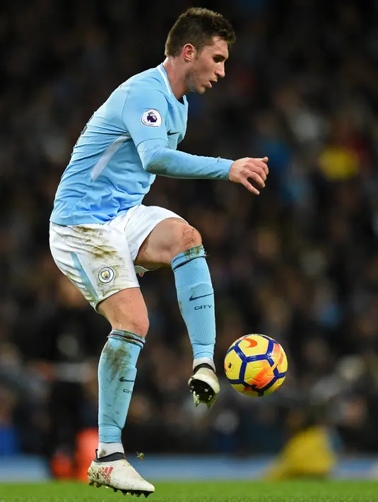 Bek Aymeric Laporte berusaha mengontrol bola saat bertanding melawan West Bromwich Albion's di Liga Inggris di Stadion Etihad, Manchester (31/1). Pertandingan ini merupakan debut pertamanya di Liga Inggris. (AFP Photo/Oli Scarff)