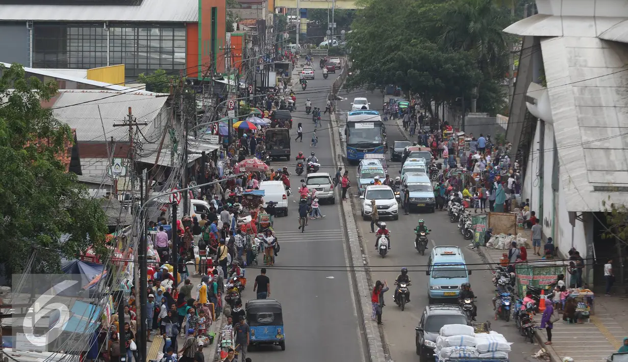 Kesemrawutan yang terjadi di kawasan Tanah Abang, Jakarta. Rabu (4/1). Meskipun baru ditertibkan di pagi hari, namun kurangnya pengawasan menyebabkan PKL kembali berjualan di trotoar tersebut dan menimbulkan kesemrawutan. (Liputan6.com/Immanuel Antonius)