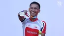 Atlet ParaCycling, Anwar Saipul memperlihatkan medali perak nomor Mens C3 Individual Time Trial Road Race Asian Para Games 2018 usai prosesi pengalungan medali di Sirkuit Sentul, Bogor, Senin (8/10). (Liputan6.com/Helmi Fithriansyah)
