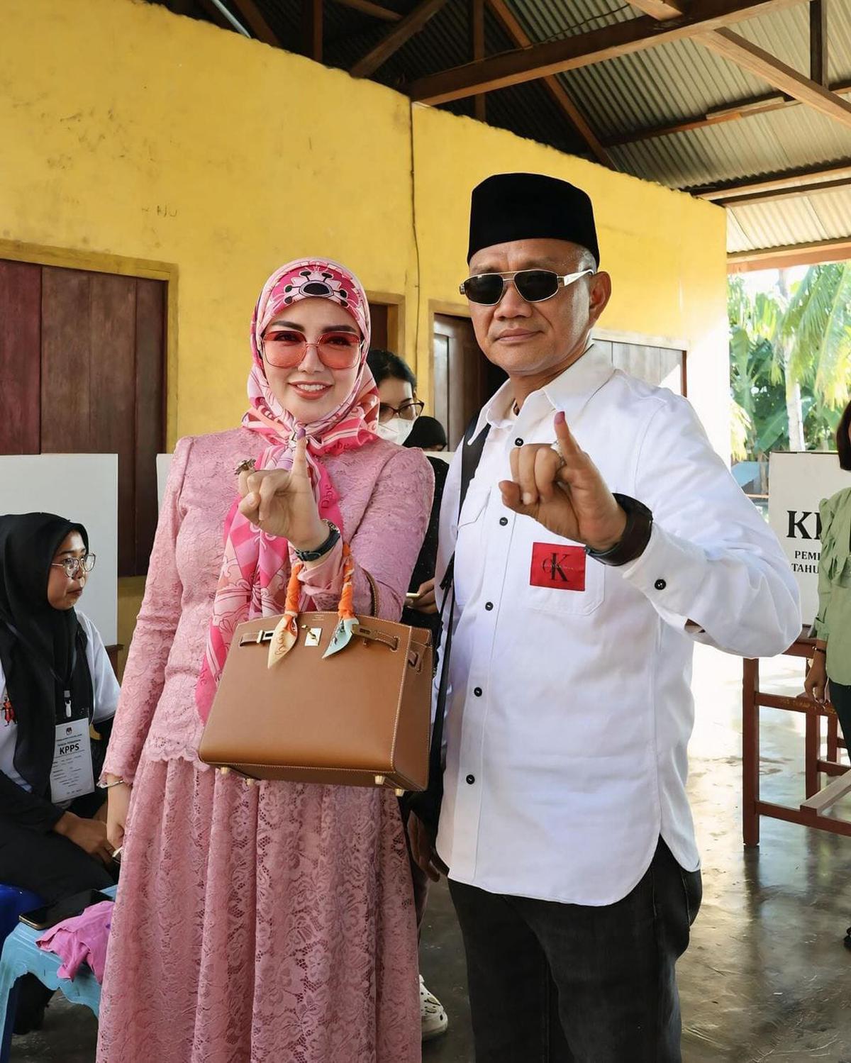 Potret Bella Shofie Nyoblos Pilkada Temani Suami Mencalonkan sebagai Bupati Kabupaten Buru