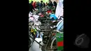 Sejumlah sepeda ontel terparkir di depan Komisi Pemberantasan Korupsi (KPK), Jakarta, Senin (16/02/15). Para pelajar mengayuh sepeda ontel selama 13 hari dari  Jember menuju Jakarta untuk mendukung KPK. (Liputan6.com/Faisal R Syam)