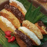 Mencoba Kue Pukis yang enak/copyright Fimela
