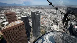 Suasana kota Los Angeles dari lantai 69 dan 70 Bank Tower AS menggunakan seluncuran skyslide, California, (20/6). Permainan yang cukup Ekstrem ini hanya diperuntukkan bagi orang tak takut ketinggian. (REUTERS / Lucy Nicholson)