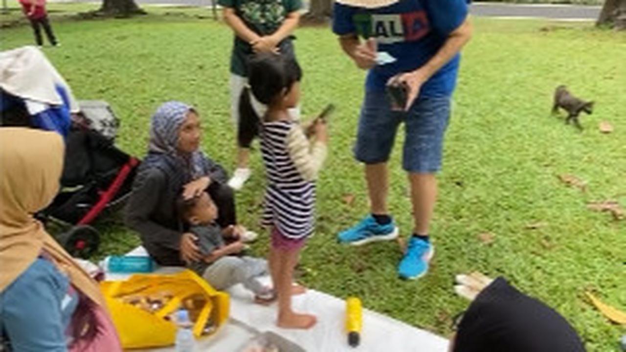 Seperti anak-anak yang ditemuinya ini.