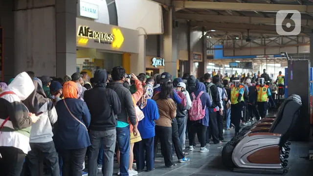 FOTO: Antrean Penumpang Mengular di Stasiun Citayam