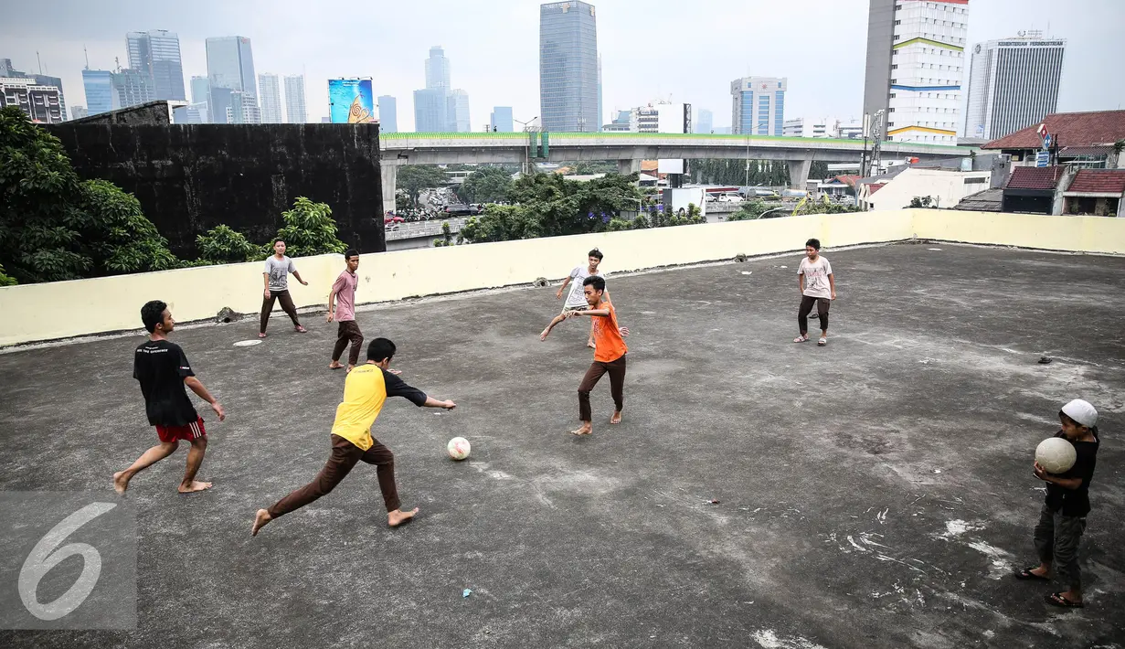 Pemandangan atap gedung Pasar Mampang yang dijadikan tempat bermain futsal sejumlah rejama, Jakarta, Rabu (12/7). Karena minimnya lahan bermain di Jakarta, sehingga mereka terpaksa memanfaatkan tempat yang bukan semestinya. (Liputan6.com/Faizal Fanani)