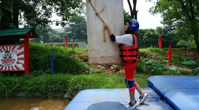 Akhirnya Jessica Mila pun mencoba dan melakukan olahraga berat di arena Takeshi Castle Indonesia, pada hari Sabtu,13/5/2017. (Foto: Hidya Anindyati)
