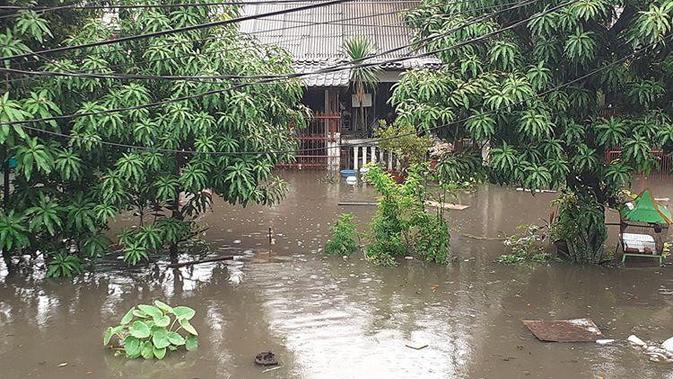 Banjir di wilayah Kompleks BBD Kelapa Gading, Rabu pagi (1/1/2020). (foto: istimewa)