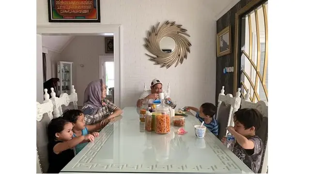 Ruang makan di rumah Pasha Ungu masih bernuansa putih, terlihat elegan dan nyaman.