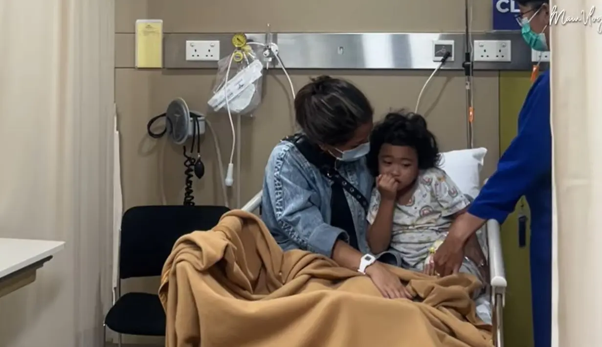 "Gewa ditangani oleh para suster dan dokter dan akhirnya dokter memberi tahu Gewa sakit Pnemonia," kata Mutia Ayu di instagram. [Youtube/Mutia Ayu]