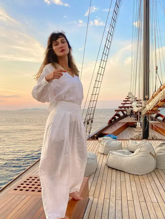 Poni kini menjadi gaya rambut andalan Luna Maya. Selain olahraga, memotong bisa jadi salah satu trik untuk membuat wajahnya nampak lebih muda (instagram/lunamaya)