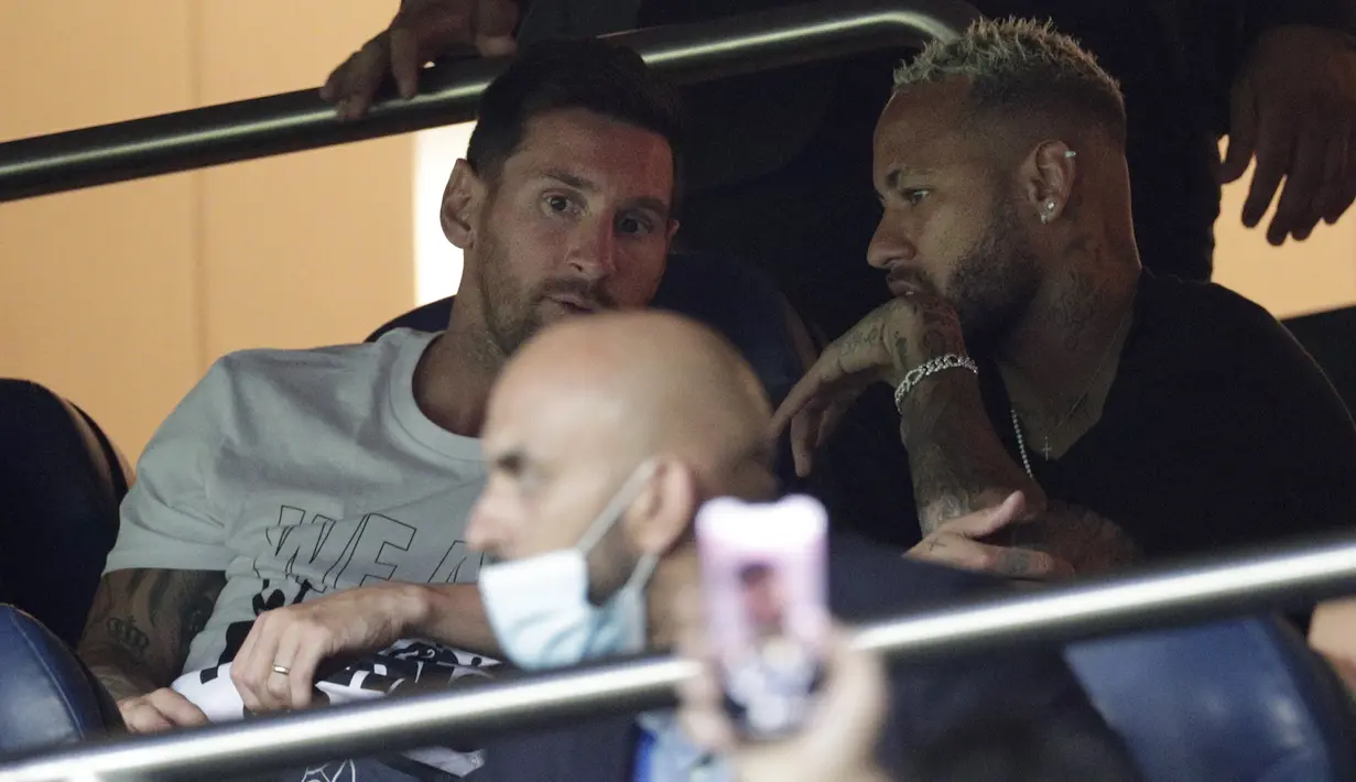 Lionel Messi (kiri) dan Neymar menjadi penonton laga pekan kedua Liga Prancis antara PSG vs Strasbourg di Stadion Parc des Princes, Minggu (15/8/2021) dini hari WIB. Messi tampak berada di tribun penonton dan menyaksikan pertandingan bersama Neymar dan Di Maria. (GEOFFROY VAN DER HASSELT/AFP)