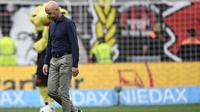 Pelatih kepala Bayer Leverkusen asal Belanda, Erik ten Hag, bereaksi setelah pertandingan divisi satu Bundesliga Jerman antara Bayer 04 Leverkusen dan TSG 1899 Hoffenheim di Leverkusen, Jerman Barat, pada 23 Agustus 2025. (INA FASSBENDER/AFP)