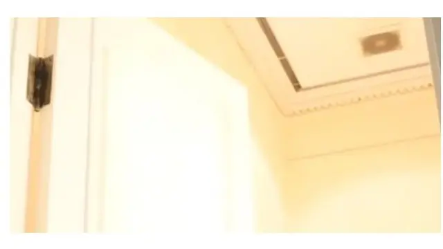 Kamar mandi tamu tersebut ternyata juga dilengkapi dengan AC di dalamya.
