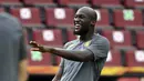 Pemain Inter Milan Romelu Lukaku tertawa saat sesi latihan di Cologne, Jerman, Kamis (20/8/2020). Inter Milan akan menghadapi Sevilla di final Liga Europa. (AP Photo/Ina Fassbender, Pool)