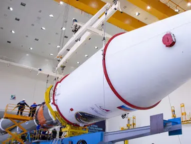 Foto selebaran ini diambil dan dirilis oleh Badan Antariksa Rusia Roscosmos pada 7 Agustus 2023, menunjukkan para teknisi menyelesaikan perakitan roket Soyuz 2.1b yang membawa pendarat Luna-25 sebelum peluncurannya yang dijadwalkan pada 11 Agustus 2023 di Kosmodrom Vostochny, sekitar 180 km sebelah utara Blagoveschensk, di wilayah Amur. (Handout/Russian Space Agency Roscosmos/AFP)