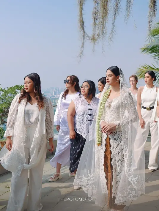 Keduanya kompak mengenakan busana sesuai warna dresscode, namun dengan gaya khas masing-masing. [@raravers.id/@sarahkiehl/@hanahaho].