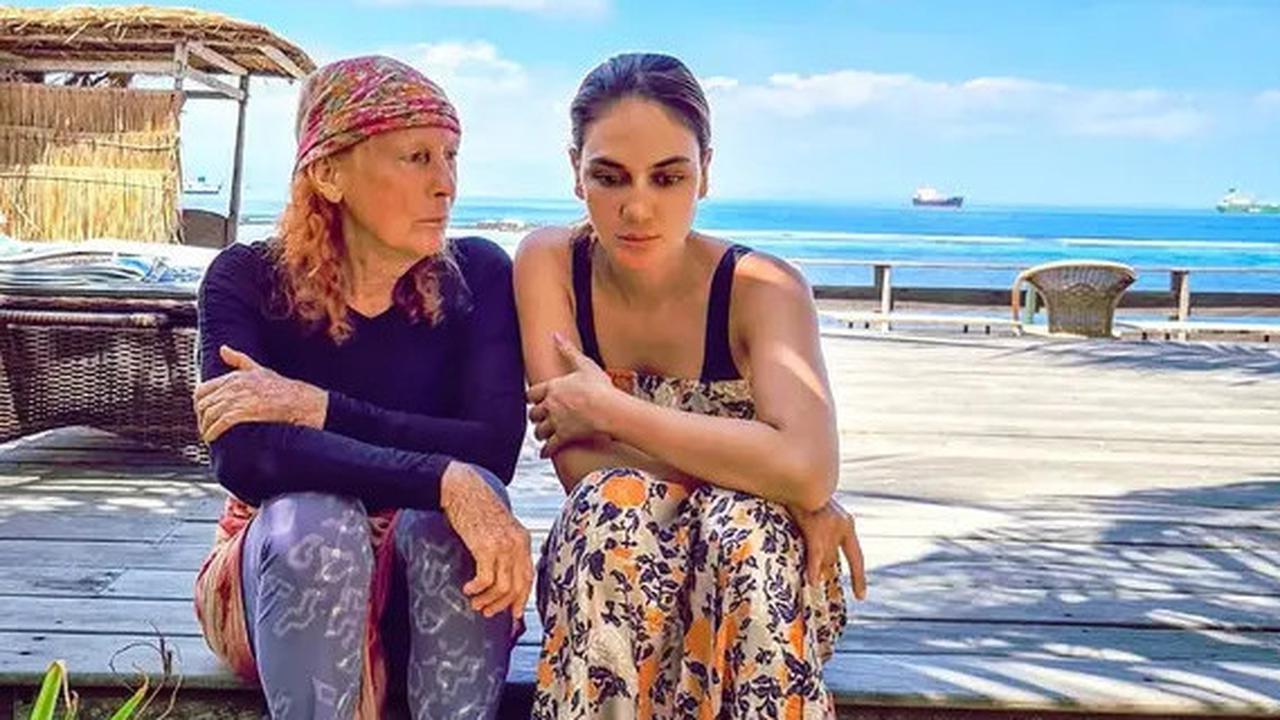 11 Potret OOTD Luna Maya Pakai Sendal Jepit, Tampil Chic dan Kasual Cocok Jadi Inspirasi Buat Liburan