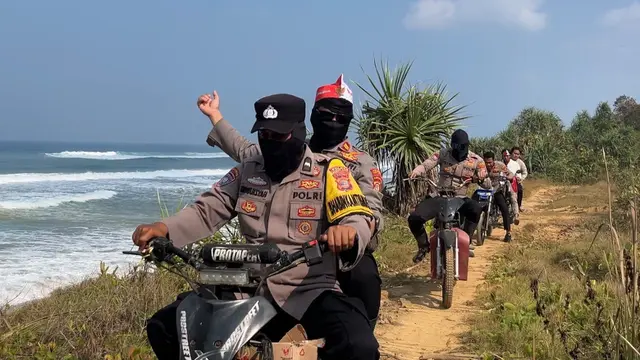Ombak Surut Jadi Syarat, Perjuangan Polisi Antar Merah Putih ke Wilayah 3T Lampung