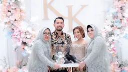 Kiky Saputri, bersama ibunda serta calon mertua perempuannya dan Khairi memperlihatkan salah satu hantaran yang dibawa. (Foto: Instagram/@kikysaputrii)