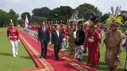 Kedua pemimpin negara mendengarkan lagu kebangsaan Indonesia dan Jepang di halaman Istana Bogor, lalu melakukan inspeksi pasukan.  (AP Photo/Achmad Ibrahim, Pool)