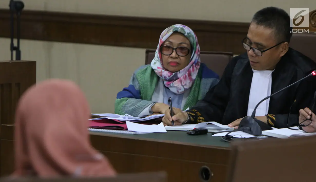 Mantan Kepala BPKAD Kota Kendari, Fatmawati Faqih (tengah) saat menjalani sidang lanjutan di Pengadilan Tipikor, Jakarta, Rabu (8/8). Fatmawati Faqih merupakan terdakwa suap pengadaan barang dan jasa di Pemkot Kendari. (Liputan6.com/Helmi Fithriansyah)