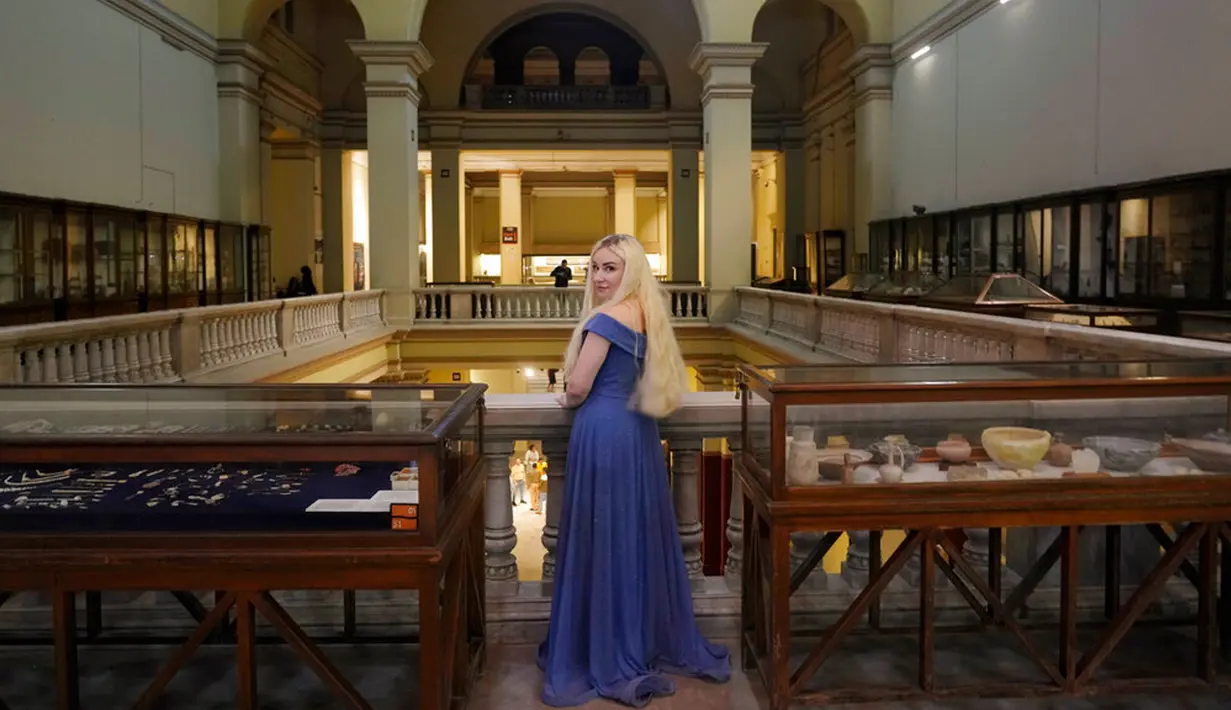 Blogger Ukraina, Yana mengunjungi Museum Mesir saat perayaan untuk menghormati Hari Pariwisata Dunia dan peringatan 200 tahun Egyptology sebagai ilmu di Kairo, Mesir, 27 September 2022. (AP Photo/Amr Nabil)