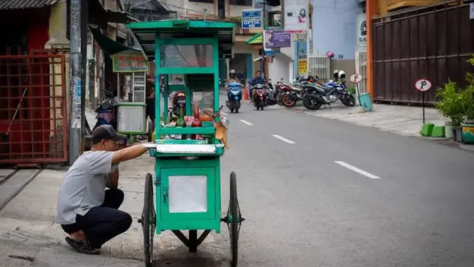 Sedih! Gerobak Bakso Bapak Ini Mendadak Ambruk, Baksonya Tumpah Ruah ke Jalanan