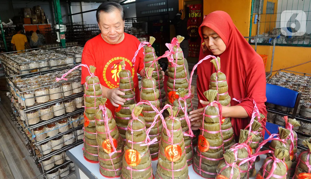 Pekerja menata kue Keranjang khas Imlek yang telah selesai diproduksi di Pabrik Kue Hoki di kawasan Sawangan, Depok, jawa Barat, Rabu (11/01/2023). Jelang perayaan tahun baru Imlek 2023 yang jatuh pada 22 Januari mendatang, permintaan kue keranjang meningkat sekitar 20 persen dibandingkan tahun lalu. (merdeka.com/Arie Basuki)