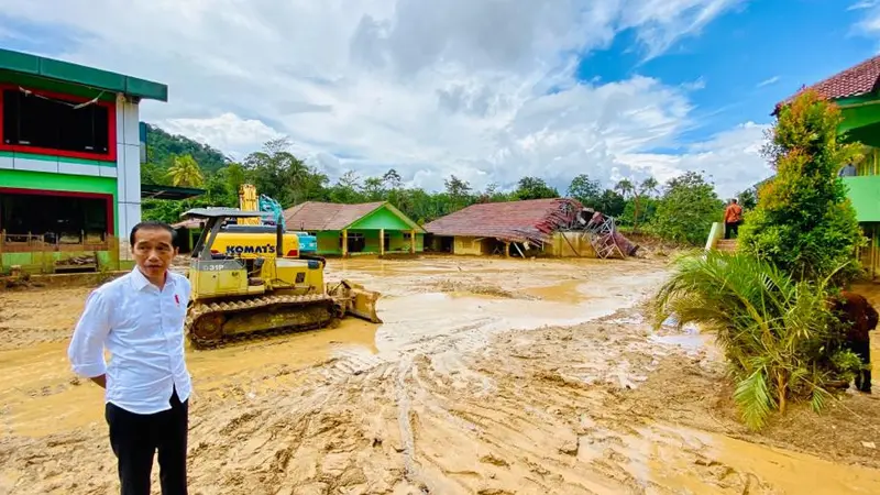 Jokowi mengunjungi lokasi banjir bandang di Desa Banjar Irigasi, Kecamatan Lebakgedong, Kabupaten Lebak, Banten.