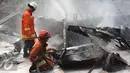  Petugas saat berusaha memadamkan api yang membakar yang dijadikan Sekretariat RT,  Kebayoran Baru, Jakarta Selatan, Rabu (26/08/15). Penyebab kebakaran belum diketahui tidak ada korban jiwa dalam kebakaran tersebut. (Liputan6.com/Gempur M Surya)