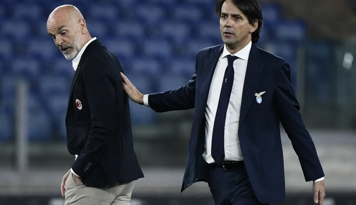 Pelatih Lazio Simone Inzaghi (kanan) menyapa pelatih  AC Milan Stefano Pioli (kiri) usai pertandingan Liga Serie A Italia di stadion Olimpiade di Roma pada pada 26 April 2021. Pria kelahiran Piacenza itu kemudian bergabung dengan Inter dan diikat kontrak dua tahun. (AFP/Filippo Monteforte)