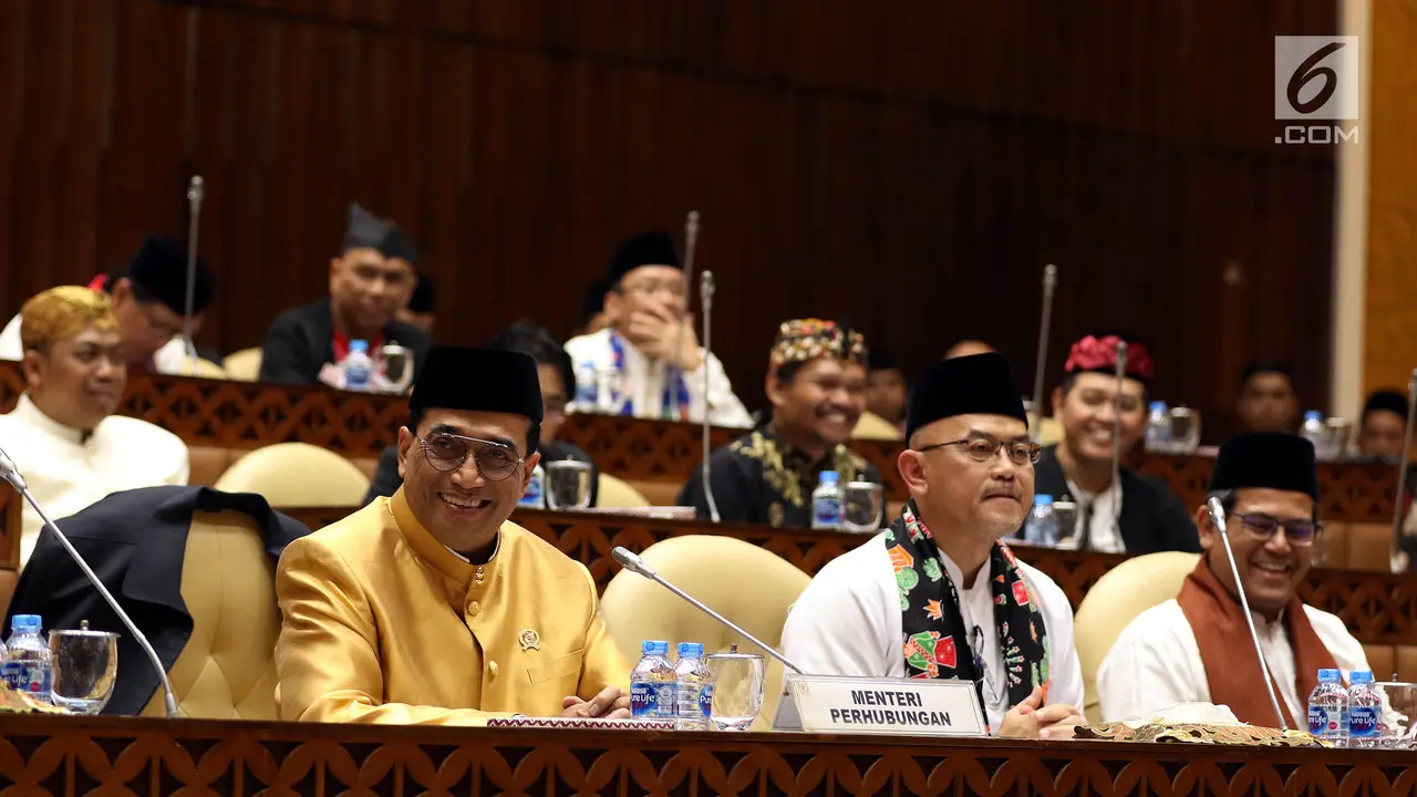 Menhub Gunakan Pakaian Adat