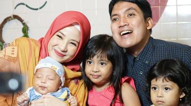 Desta Selalu Lucu Natasha Rizki Ungkap Karakter Suaminya Di Rumah News Entertainment Fimela Com
