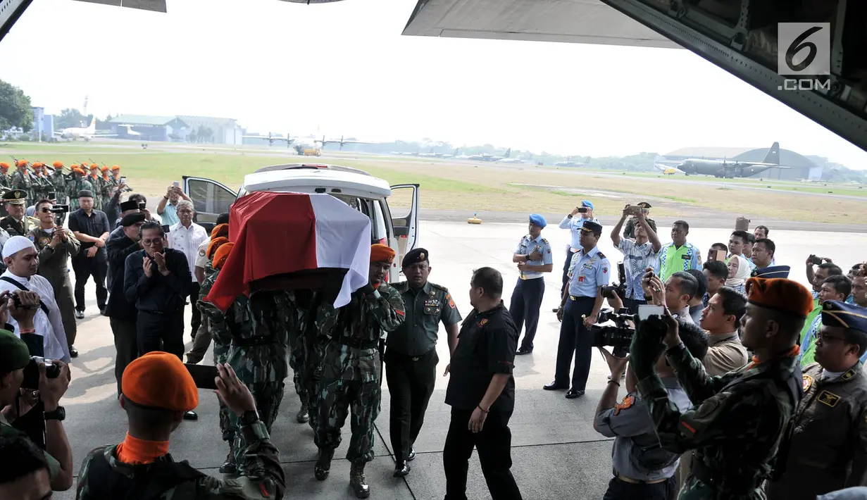 Anggota Paskhas saat membawa peti jenazah Jenderal TNI (Purn) George Toisutta ke dalam pesawat Hercules di Lanud Halim Perdanakusuma, Jakarta, Rabu (12/6/2019). Jenazah George Toisutta akan disalatkan di rumah duka dan dimakamkan di TPU Dadi Makassar. (merdeka.com/Iqbal S. Nugroho)