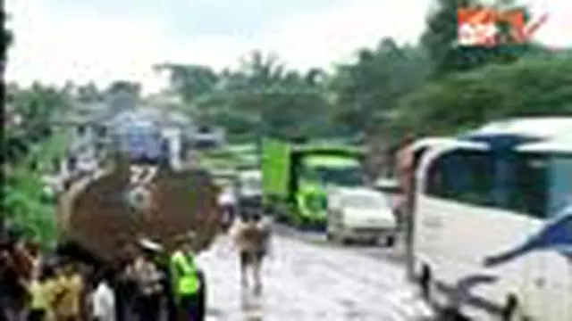 Kondisi jalan yang rusak membuat bus dan truk melintasi jalur secara bergantian. Jalan rusak di Kedaton, Bandar Lampung, sepanjang puluhan kilometer. 