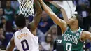 Pebasket Boston Celtics, Jayson Tatum, menghadang pebasket Phoenix Suns, Marquese Chriss, pada laga NBA di Talking Stick Resort Arena, Selasa (27/3/2018). Boston Celtics menang 102-94 atas Phoenix Suns. (AP/Ross D. Franklin)