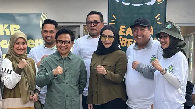 Muhaimin Iskandar atau akrab disapa Gus Imin ini memberikan apresiasi kepada artis-artis tersebut, yang masih peduli dengan masyarakat lewati lelang bajunya.