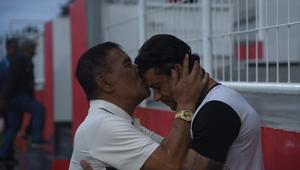 Umuh Muchtar (kiri) mengecup kening Ciro Alves jelang pertemuan antara Malut United kontra Persib Bandung dalam lanjutan BRI Super League 2025/2026. (Bola.com/Erwin Snaz)