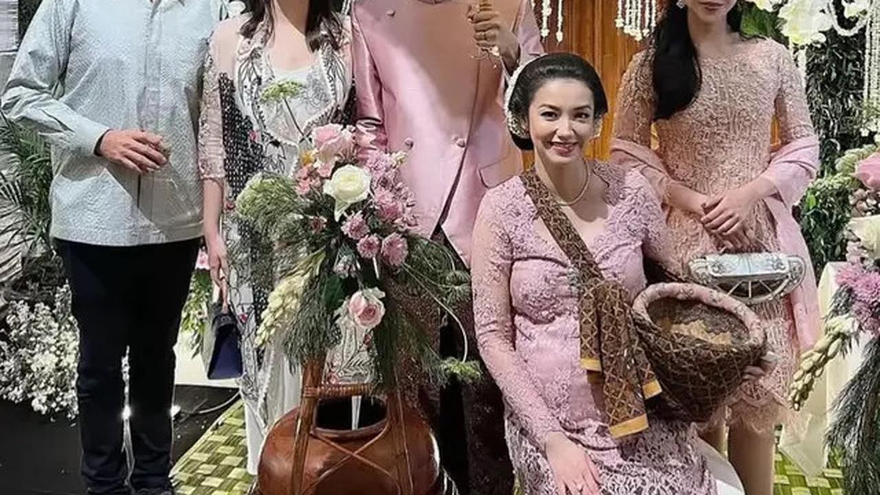 6 Potret Tujuh Bulanan Kehamilan Pertama Velove Vexia dengan Adat Jawa Dibalut Kebaya Pink hingga Wajah Suaminya Terungkap