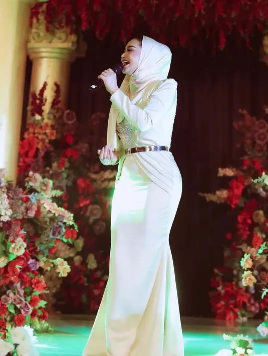 Ibu Aurel Hermansyah itu tampil elegan dalam balutan dress satin nuansa warna emas yang dilengkapi hijab warna senada. @krisdayantilemos.