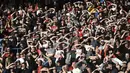 Para penonton saat menyaksikan laga lanjutan Liga Inggris 2024/2025 antara Leicester City melawan Liverpool di King Power Stadium, Leicester, Inggris, Sabtu (20/04/2025) waktu setempat. (AP Photo/Rui Vieira)
