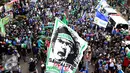 Pendukung Persebaya memenuhi ruas jalan Padjajaran saat merayakan kembalinya klub mereka ke kompetisi PSSI, Bandung, Minggu (8/1). Berdasar putusan Kongres PSSI 2017, Persebaya 1927 kembali ke divisi utama. (Liputan6.com/Helmi Fithriansyah)