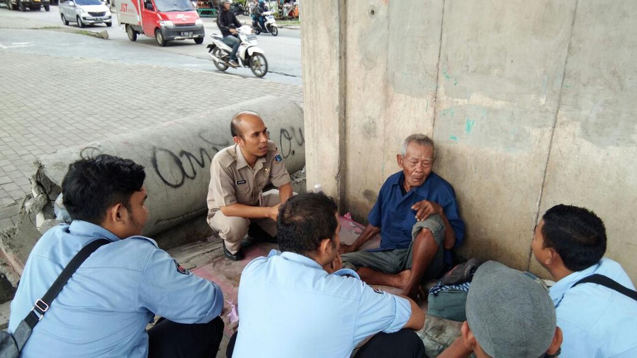 Dinas Sosial memindahkan pria yang mengaku veteran perang ke panti sosial (Dok. Dinas Sosial)