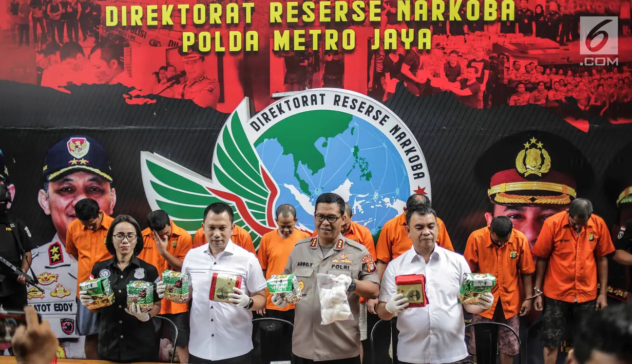 Kabid Humas Polda Metro Jaya Kombes Pol Argo Yuwono bersama jajaran Subdit 1 Psikotroipika Ditresnarkoba PMJ menunjukkan barang bukti saat rilis tindak pidana narkotika di Ditresnarkoba Polda metro Jaya, Jakarta, Selasa (17/9/2019). (Liputan6.com/Faizal Fanani)