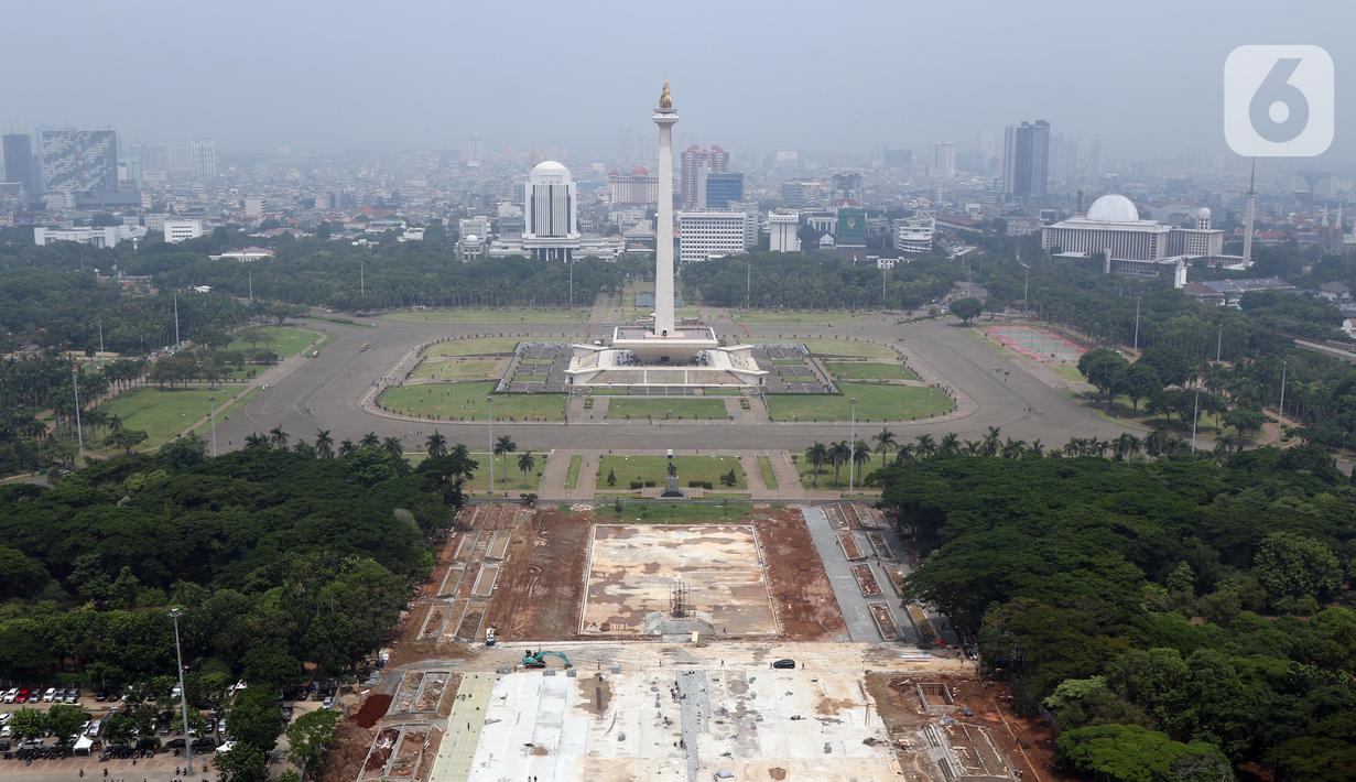 Suasana proyek revitalisasi Taman Sisi Selatan Monumen Nasional dilihat dari ketinggian, Jakarta, Minggu (19/1/2020). Proses revitalisasi kawasan Monas menggunakan skema multi-years dalam waktu tiga tahun dari 2019 hingga 2021. (Liputan6.com/Helmi Fithriansyah)