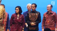 Presiden Joko Widodo (tengah) bersama Menkeu Sri Mulyani (kiri) dan Presiden Grup Bank Dunia Jim Yong Kim (kanan) dalam Bali Fintech Agenda IMF-WB 2018 di Nusa Dua, Bali, Kamis (11/10). (Liputan6.com/Angga Yuniar)