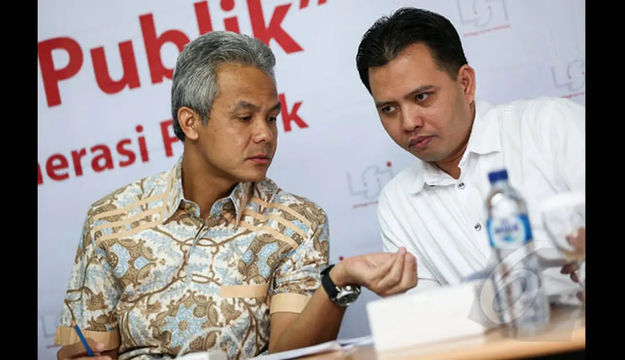 Gubernur Jateng Ganjar Pranowo berbincang dengan Ketua Yayasan Indonesia Berdemokrasi Hanta Yuda saat acara Survei Partai Politik di Mata Publik di Jakarta, Minggu (25/1/2015). (Liputan6.com/Faizal Fanani)