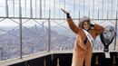 Miss Universe yang baru dinobatkan, Harnaaz Sandhu dari India berpose saat mengunjungi Empire State Building di New York (12/1/2022). (Photo by Charles Sykes/Invision/AP)